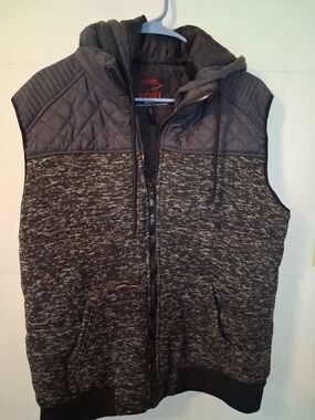 Yoki Men’s Quilted Hooded Knit Zip Vest in Dark Gray and Black